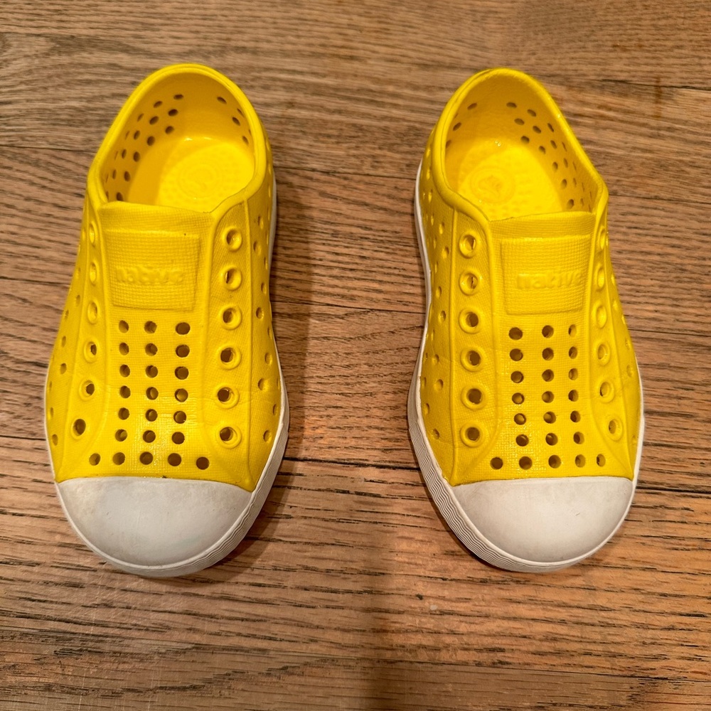 NATIVE Jefferson shoes size 7, eu 23 crayon yellow/white